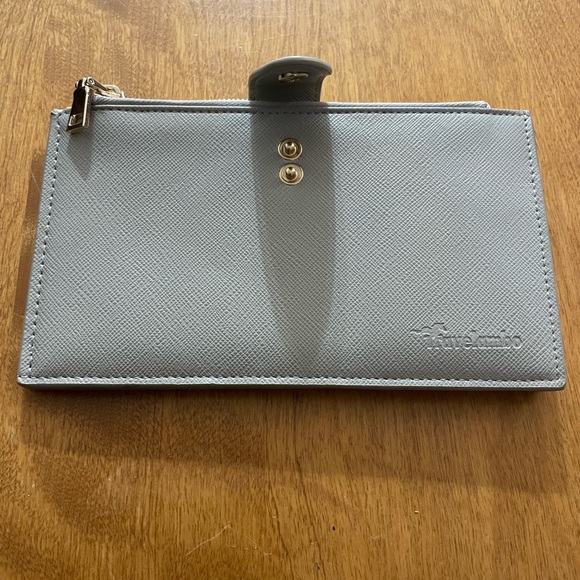 Elegant Gray Wallet with Gold Detail - Picture 10 of 10